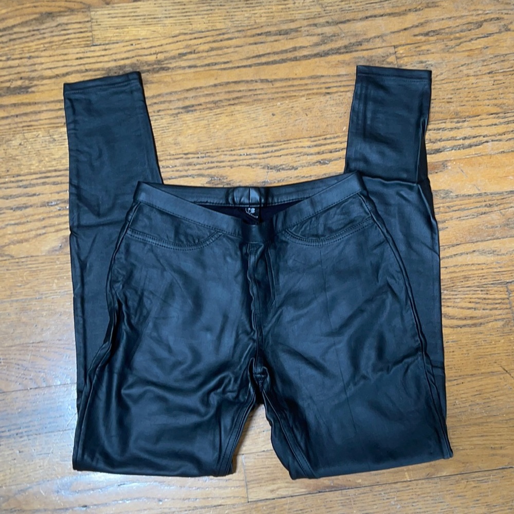 NWOT HUE faux leather leggings. Size XS